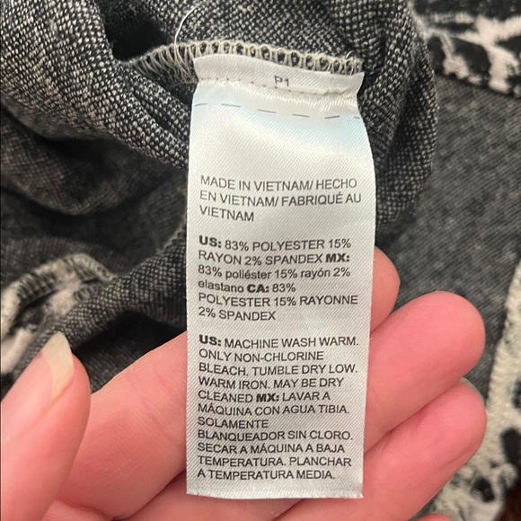 Chico's Animal Print Crew Neck Top Blouse- sz 1/M - Picture 6 of 9